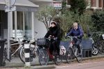 Amsterdam 6 november 2021
Chazia Mourali met haar man Marc Schroder op de fiets in Amsterdam zuid