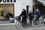 Amsterdam 6 november 2021
Chazia Mourali met haar man Marc Schroder op de fiets in Amsterdam zuid