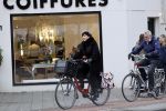 Amsterdam 6 november 2021
Chazia Mourali met haar man Marc Schroder op de fiets in Amsterdam zuid
