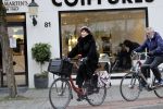 Amsterdam 6 november 2021
Chazia Mourali met haar man Marc Schroder op de fiets in Amsterdam zuid