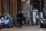 Amsterdam 6 november 2021
Chazia Mourali met haar man Marc Schroder op de fiets in Amsterdam zuid