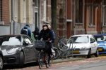 Amsterdam 6 november 2021
Chazia Mourali met haar man Marc Schroder op de fiets in Amsterdam zuid