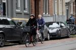 Amsterdam 6 november 2021
Chazia Mourali met haar man Marc Schroder op de fiets in Amsterdam zuid
