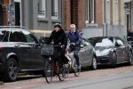 Amsterdam 6 november 2021
Chazia Mourali met haar man Marc Schroder op de fiets in Amsterdam zuid