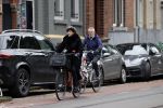 Amsterdam 6 november 2021
Chazia Mourali met haar man Marc Schroder op de fiets in Amsterdam zuid