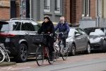 Amsterdam 6 november 2021
Chazia Mourali met haar man Marc Schroder op de fiets in Amsterdam zuid