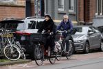 Amsterdam 6 november 2021
Chazia Mourali met haar man Marc Schroder op de fiets in Amsterdam zuid