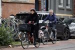 Amsterdam 6 november 2021
Chazia Mourali met haar man Marc Schroder op de fiets in Amsterdam zuid