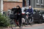 Amsterdam 6 november 2021
Chazia Mourali met haar man Marc Schroder op de fiets in Amsterdam zuid
