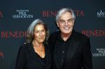 Amsterdam 12 oktober 2021
Premiere Benedetta  in Tuschinski. paul Verhoeven is de regisseur. Derek de Lint met zijn vrouw