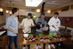 Hilversum 20 oktober 2021
Boek presentatie Irma Knol met haar zoons Milan Knol Enzo Knol en Sjen Knol . Rutger v d Broek helpt de jongens met koken