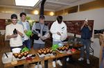 Hilversum 20 oktober 2021
Boek presentatie Irma Knol met haar zoons Milan Knol Enzo Knol en Sjen Knol . Rutger v d Broek helpt de jongens met koken