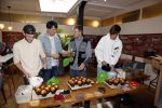 Hilversum 20 oktober 2021
Boek presentatie Irma Knol met haar zoons Milan Knol Enzo Knol en Sjen Knol . Rutger v d Broek helpt de jongens met koken