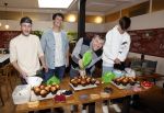 Hilversum 20 oktober 2021
Boek presentatie Irma Knol met haar zoons Milan Knol Enzo Knol en Sjen Knol . Rutger v d Broek helpt de jongens met koken