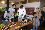 Hilversum 20 oktober 2021
Boek presentatie Irma Knol met haar zoons Milan Knol Enzo Knol en Sjen Knol . Rutger v d Broek helpt de jongens met koken