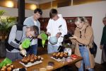 Hilversum 20 oktober 2021
Boek presentatie Irma Knol met haar zoons Milan Knol Enzo Knol en Sjen Knol . Rutger v d Broek helpt de jongens met koken