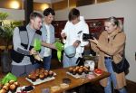 Hilversum 20 oktober 2021
Boek presentatie Irma Knol met haar zoons Milan Knol Enzo Knol en Sjen Knol . Rutger v d Broek helpt de jongens met koken
