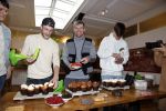 Hilversum 20 oktober 2021
Boek presentatie Irma Knol met haar zoons Milan Knol Enzo Knol en Sjen Knol . Rutger v d Broek helpt de jongens met koken