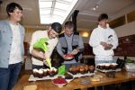 Hilversum 20 oktober 2021
Boek presentatie Irma Knol met haar zoons Milan Knol Enzo Knol en Sjen Knol . Rutger v d Broek helpt de jongens met koken