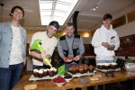 Hilversum 20 oktober 2021
Boek presentatie Irma Knol met haar zoons Milan Knol Enzo Knol en Sjen Knol . Rutger v d Broek helpt de jongens met koken