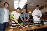 Hilversum 20 oktober 2021
Boek presentatie Irma Knol met haar zoons Milan Knol Enzo Knol en Sjen Knol . Rutger v d Broek helpt de jongens met koken