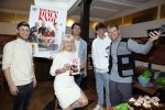 Hilversum 20 oktober 2021
Boek presentatie Irma Knol met haar zoons Milan Knol Enzo Knol en Sjen Knol . Rutger v d Broek helpt de jongens met koken