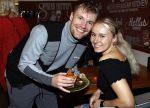 Hilversum 20 oktober 2021
Boek presentatie Irma Knol met haar zoons Milan Knol Enzo Knol en Sjen Knol . Enzo met zijn vriendin Myron Koops