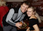 Hilversum 20 oktober 2021
Boek presentatie Irma Knol met haar zoons Milan Knol Enzo Knol en Sjen Knol . Enzo met zijn vriendin Myron Koops