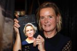 Noordwijk 28 oktober 2021
Boekrpresentatie van Erica Meiland in de winkel van Montana. Aanwezig Martien Meiland Maxime Meiland met claire en Vive. Ook Montana en haar vriend Dirk Hoogstraten zijn er natuurlijk. Erica geeft het boek dat geschreven is door Jan Dijkgraaf aan haar 92 jarige moeder.