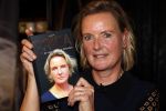 Noordwijk 28 oktober 2021
Boekrpresentatie van Erica Meiland in de winkel van Montana. Aanwezig Martien Meiland Maxime Meiland met claire en Vive. Ook Montana en haar vriend Dirk Hoogstraten zijn er natuurlijk. Erica geeft het boek dat geschreven is door Jan Dijkgraaf aan haar 92 jarige moeder.