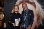 Noordwijk 28 oktober 2021
Boekrpresentatie van Erica Meiland in de winkel van Montana. Aanwezig Martien Meiland Maxime Meiland met claire en Vive. Ook Montana en haar vriend Dirk Hoogstraten zijn er natuurlijk. Erica geeft het boek dat geschreven is door Jan Dijkgraaf aan haar 92 jarige moeder.