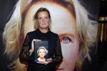 Noordwijk 28 oktober 2021
Boekrpresentatie van Erica Meiland in de winkel van Montana. Aanwezig Martien Meiland Maxime Meiland met claire en Vive. Ook Montana en haar vriend Dirk Hoogstraten zijn er natuurlijk. Erica geeft het boek dat geschreven is door Jan Dijkgraaf aan haar 92 jarige moeder.