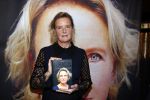 Noordwijk 28 oktober 2021
Boekrpresentatie van Erica Meiland in de winkel van Montana. Aanwezig Martien Meiland Maxime Meiland met claire en Vive. Ook Montana en haar vriend Dirk Hoogstraten zijn er natuurlijk. Erica geeft het boek dat geschreven is door Jan Dijkgraaf aan haar 92 jarige moeder.