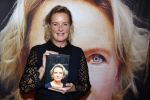 Noordwijk 28 oktober 2021
Boekrpresentatie van Erica Meiland in de winkel van Montana. Aanwezig Martien Meiland Maxime Meiland met claire en Vive. Ook Montana en haar vriend Dirk Hoogstraten zijn er natuurlijk. Erica geeft het boek dat geschreven is door Jan Dijkgraaf aan haar 92 jarige moeder.