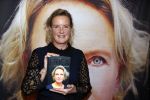 Noordwijk 28 oktober 2021
Boekrpresentatie van Erica Meiland in de winkel van Montana. Aanwezig Martien Meiland Maxime Meiland met claire en Vive. Ook Montana en haar vriend Dirk Hoogstraten zijn er natuurlijk. Erica geeft het boek dat geschreven is door Jan Dijkgraaf aan haar 92 jarige moeder.