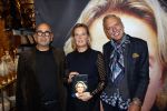 Noordwijk 28 oktober 2021
Boekrpresentatie van Erica Meiland in de winkel van Montana. Aanwezig Martien Meiland Maxime Meiland met claire en Vive. Ook Montana en haar vriend Dirk Hoogstraten zijn er natuurlijk. Erica geeft het boek dat geschreven is door Jan Dijkgraaf aan haar 92 jarige moeder.