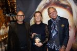 Noordwijk 28 oktober 2021
Boekrpresentatie van Erica Meiland in de winkel van Montana. Aanwezig Martien Meiland Maxime Meiland met claire en Vive. Ook Montana en haar vriend Dirk Hoogstraten zijn er natuurlijk. Erica geeft het boek dat geschreven is door Jan Dijkgraaf aan haar 92 jarige moeder.
