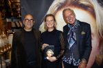 Noordwijk 28 oktober 2021
Boekrpresentatie van Erica Meiland in de winkel van Montana. Aanwezig Martien Meiland Maxime Meiland met claire en Vive. Ook Montana en haar vriend Dirk Hoogstraten zijn er natuurlijk. Erica geeft het boek dat geschreven is door Jan Dijkgraaf aan haar 92 jarige moeder.