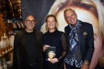 Noordwijk 28 oktober 2021
Boekrpresentatie van Erica Meiland in de winkel van Montana. Aanwezig Martien Meiland Maxime Meiland met claire en Vive. Ook Montana en haar vriend Dirk Hoogstraten zijn er natuurlijk. Erica geeft het boek dat geschreven is door Jan Dijkgraaf aan haar 92 jarige moeder.
