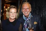 Noordwijk 28 oktober 2021
Boekrpresentatie van Erica Meiland in de winkel van Montana. Aanwezig Martien Meiland Maxime Meiland met claire en Vive. Ook Montana en haar vriend Dirk Hoogstraten zijn er natuurlijk. Erica geeft het boek dat geschreven is door Jan Dijkgraaf aan haar 92 jarige moeder.