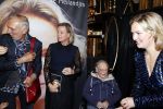 Noordwijk 28 oktober 2021
Boekrpresentatie van Erica Meiland in de winkel van Montana. Aanwezig Martien Meiland Maxime Meiland met claire en Vive. Ook Montana en haar vriend Dirk Hoogstraten zijn er natuurlijk. Erica geeft het boek dat geschreven is door Jan Dijkgraaf aan haar 92 jarige moeder.