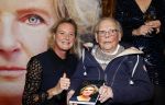 Noordwijk 28 oktober 2021
Boekrpresentatie van Erica Meiland in de winkel van Montana. Aanwezig Martien Meiland Maxime Meiland met claire en Vive. Ook Montana en haar vriend Dirk Hoogstraten zijn er natuurlijk. Erica geeft het boek dat geschreven is door Jan Dijkgraaf aan haar 92 jarige moeder.