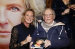 Noordwijk 28 oktober 2021
Boekrpresentatie van Erica Meiland in de winkel van Montana. Aanwezig Martien Meiland Maxime Meiland met claire en Vive. Ook Montana en haar vriend Dirk Hoogstraten zijn er natuurlijk. Erica geeft het boek dat geschreven is door Jan Dijkgraaf aan haar 92 jarige moeder.