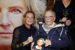 Noordwijk 28 oktober 2021
Boekrpresentatie van Erica Meiland in de winkel van Montana. Aanwezig Martien Meiland Maxime Meiland met claire en Vive. Ook Montana en haar vriend Dirk Hoogstraten zijn er natuurlijk. Erica geeft het boek dat geschreven is door Jan Dijkgraaf aan haar 92 jarige moeder.