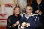 Noordwijk 28 oktober 2021
Boekrpresentatie van Erica Meiland in de winkel van Montana. Aanwezig Martien Meiland Maxime Meiland met claire en Vive. Ook Montana en haar vriend Dirk Hoogstraten zijn er natuurlijk. Erica geeft het boek dat geschreven is door Jan Dijkgraaf aan haar 92 jarige moeder.