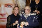 Noordwijk 28 oktober 2021
Boekrpresentatie van Erica Meiland in de winkel van Montana. Aanwezig Martien Meiland Maxime Meiland met claire en Vive. Ook Montana en haar vriend Dirk Hoogstraten zijn er natuurlijk. Erica geeft het boek dat geschreven is door Jan Dijkgraaf aan haar 92 jarige moeder.