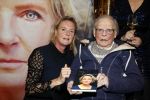 Noordwijk 28 oktober 2021
Boekrpresentatie van Erica Meiland in de winkel van Montana. Aanwezig Martien Meiland Maxime Meiland met claire en Vive. Ook Montana en haar vriend Dirk Hoogstraten zijn er natuurlijk. Erica geeft het boek dat geschreven is door Jan Dijkgraaf aan haar 92 jarige moeder.