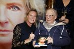 Noordwijk 28 oktober 2021
Boekrpresentatie van Erica Meiland in de winkel van Montana. Aanwezig Martien Meiland Maxime Meiland met claire en Vive. Ook Montana en haar vriend Dirk Hoogstraten zijn er natuurlijk. Erica geeft het boek dat geschreven is door Jan Dijkgraaf aan haar 92 jarige moeder.