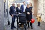 Noordwijk 28 oktober 2021
Boekrpresentatie van Erica Meiland in de winkel van Montana. Aanwezig Martien Meiland Maxime Meiland met claire en Vive. Ook Montana en haar vriend Dirk Hoogstraten zijn er natuurlijk. Erica geeft het boek dat geschreven is door Jan Dijkgraaf aan haar 92 jarige moeder.