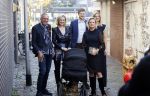 Noordwijk 28 oktober 2021
Boekrpresentatie van Erica Meiland in de winkel van Montana. Aanwezig Martien Meiland Maxime Meiland met claire en Vive. Ook Montana en haar vriend Dirk Hoogstraten zijn er natuurlijk. Erica geeft het boek dat geschreven is door Jan Dijkgraaf aan haar 92 jarige moeder.